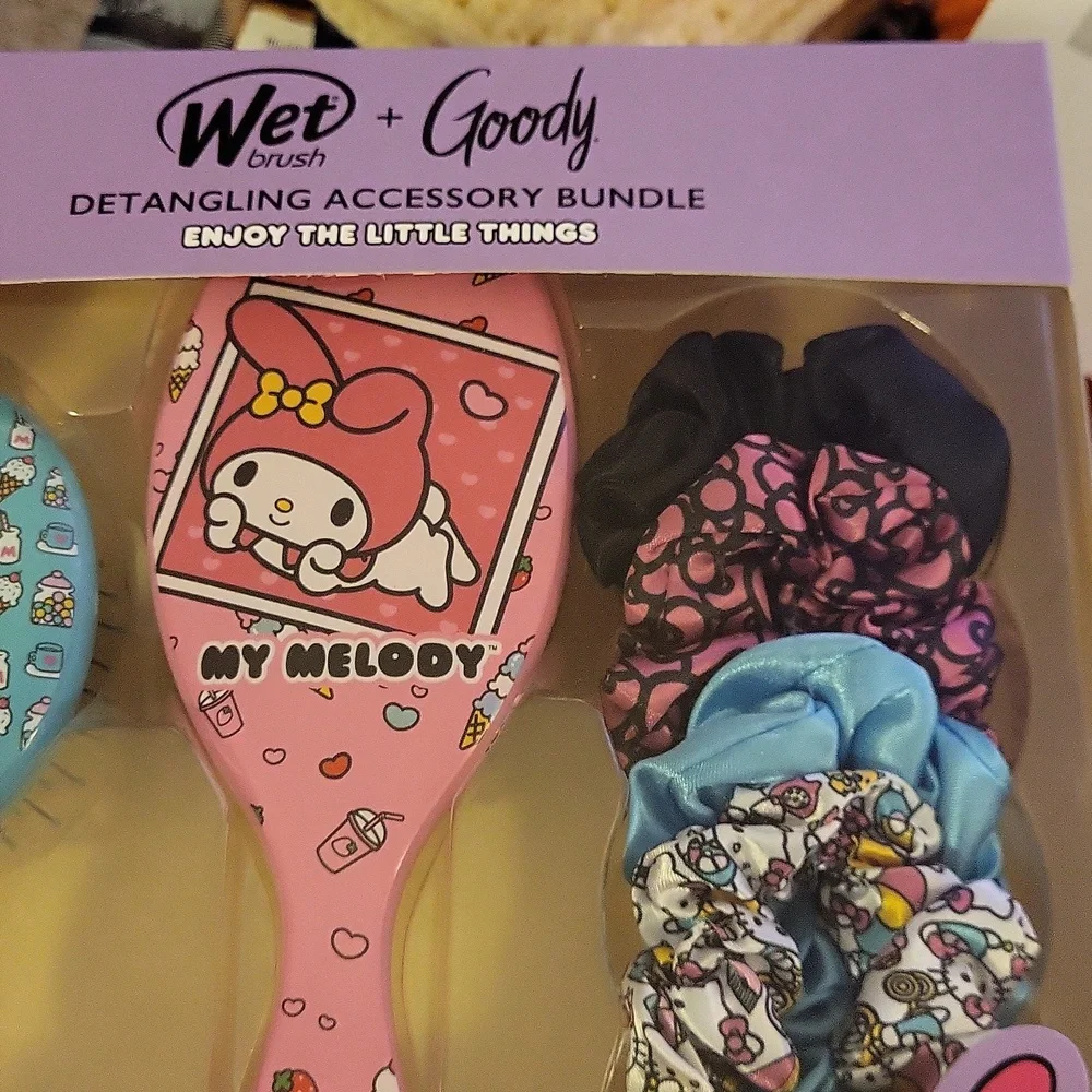 Hello Kitty&Friends 2 Detangler Wet Brushes+4 Goody Ouchless Scrunchies